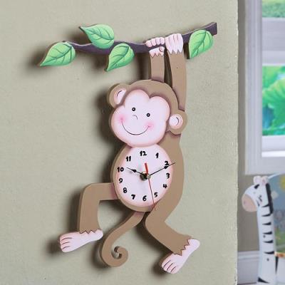 Horloge en bois du petit singe Mickal pour 162