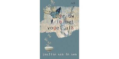 Vrouw in het vogelhuis