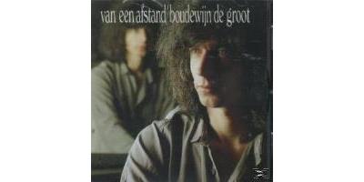VAN EEN AFSTAND