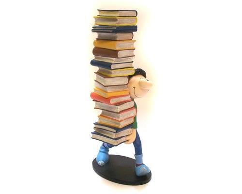 GASTON PORTANT UNE PILE DE LIVRES