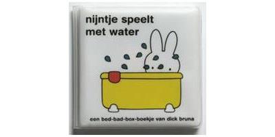 Nijntje speelt met water