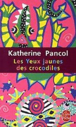 Yeux jaunes des crocodiles