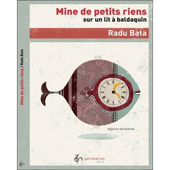 Mine de petits riens sur un lit à baldaquin