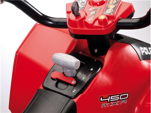 PEG Polaris Outlaw 330W Quad Électrique pour Enfants dès 3 Ans, Véhicule Électrique avec Batterie Rechargeable 12V, Tableau de Bord Multifonction, Musique, Lumières et Sons