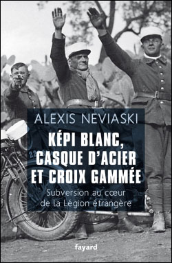 Képi blanc, casque d'acier et croix gammée