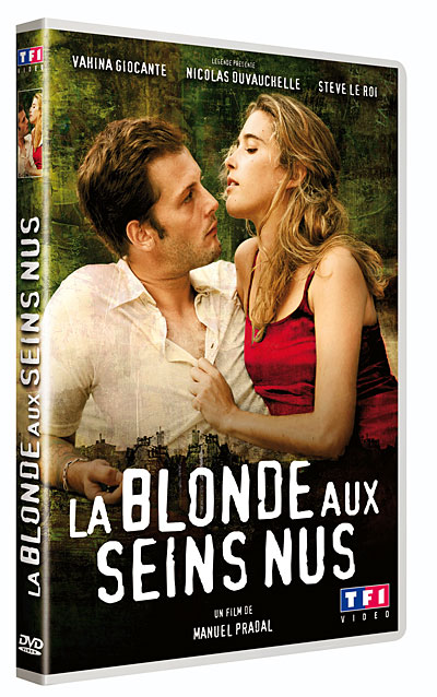 La blonde aux seins nus