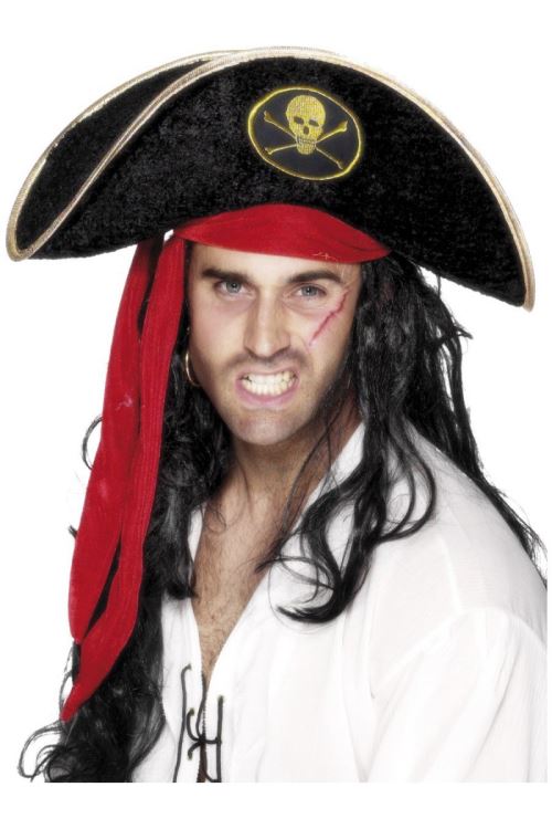 Chapeau pirate en velours noir avec du rouge et dore