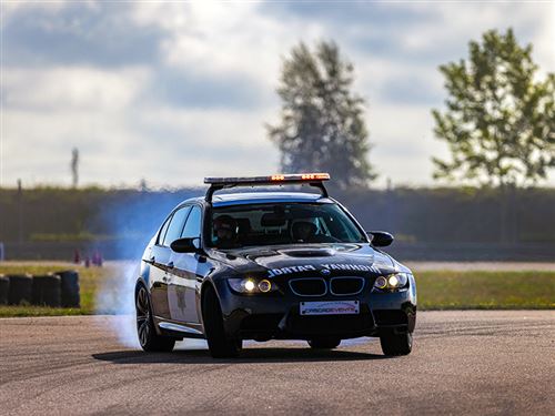 61€10 sur SMARTBOX - Coffret Cadeau Passion Drift : baptême de drift en BMW  M3 420 ch pour 3-Sport & Aventure - Coffret cadeau - Achat & prix