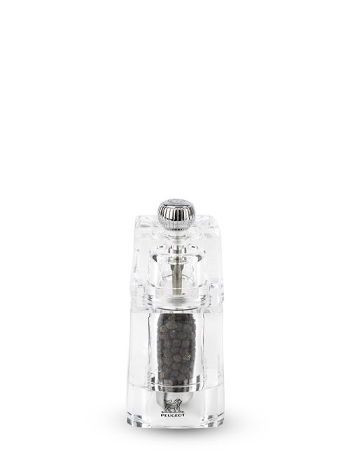 The Peugeot Chaumont pepper mill is a stylish classic transparent model. This manual pepper mill will bring elegance and light to the dinner table. Chaumont
