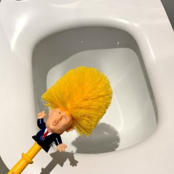 https://static.fnac-static.com/multimedia/Images/20/20/33/B5/11875104-3-1541-2/tsp20190812170652/Broe-de-toilettes-Trump.jpg