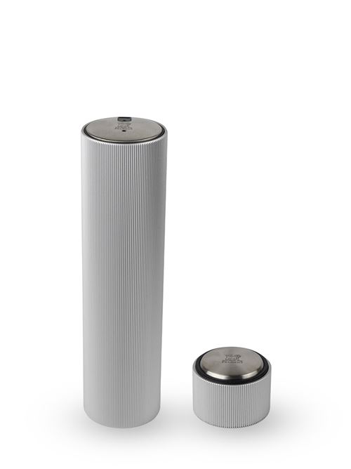The sleek, contemporary design of the Line Reverse corkscrew conceals cutting-edge technology that is equally as advanced. Boasting the latest-generation batteries and a fully automatic design, this electric corkscrew can remove the cork from your bottle of wine in seconds. Line Reverse