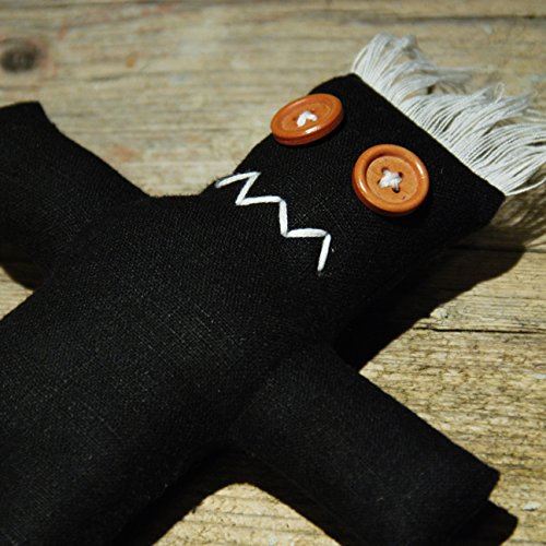 Darko Doll Black “ poupée Vaudou avec aiguille et guide de Rituel