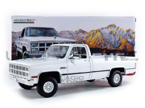 Voiture Miniature de Collection GREENLIGHT COLLECTIBLES 1-18 - GMC K-2500 Sierra Grande Wideside - 1982 - White - 13562
