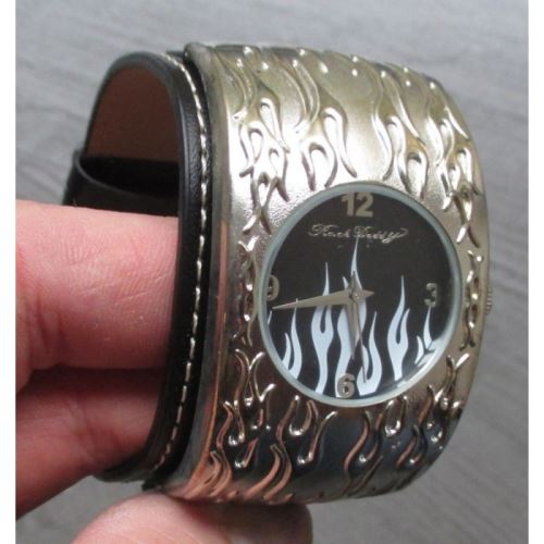 montre flammes blanches et inox cadran flamming relief rock