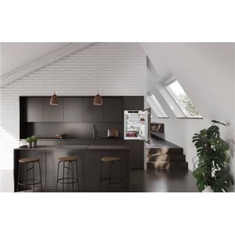 Réfrigérateur intégrable 4* 117 L hauteur de niche 88 cm. Tiroir EasyFresh pour conserver les fruits et légumes jusqu'à 2x plus longtemps. Intérieur en verre et ABS blanc, éclairage LED et électronque tactile digitale intuitive. Système à gliss