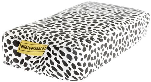 Niet Verkeerd coussin de transport Animal Dots blanc/noir 32 cm