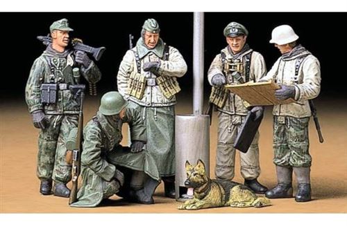 Soldats Allemands Au Rapport - 1/35e - Tamiya