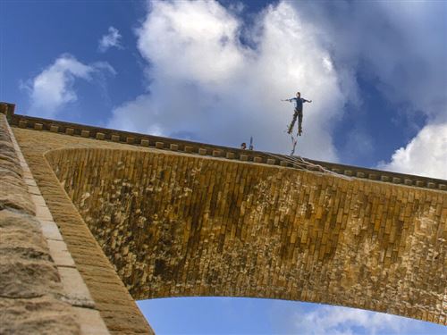 SMARTBOX - Coffret Cadeau Saut à l'élastique au viaduc de l'Isle Jourdain dans la Vienne - Sport & Aventure - La Poste Pro