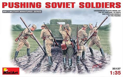 Pushing Soviet Soldiers - 1:35e - Miniart