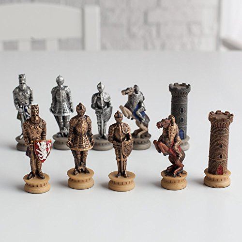 Pièces d'échecs en résine peintes par les chevaliers blindés de l'époque médiévale