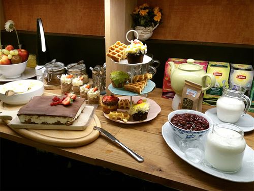 Petit-déjeuner romantique sur un plateau