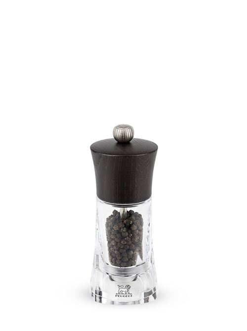 The Peugeot Oléron pepper mill in a chocolate-finished wood, which balances beautifully with a transparent body, holds no secrets and openly invites you to discover more about the full potential of your pepper from the moment it is crushed and the aromas are released. Oléron