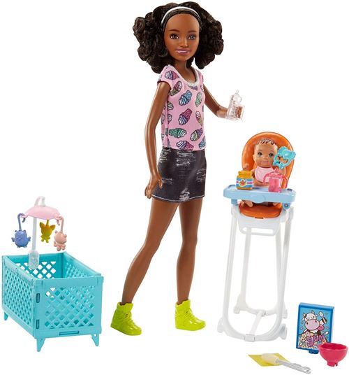 Barbie Famille coffret poupée Skipper baby-sitter aux cheveux bouclés, avec figurine de bébé brun et accessoires, jouet pour enfant, FHY99