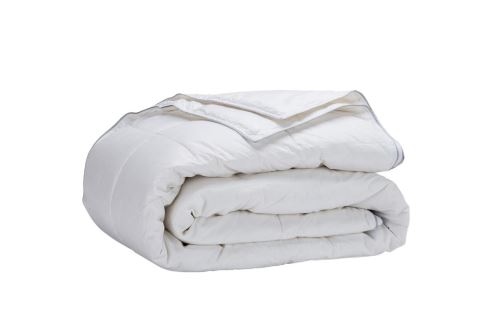 Couette naturelle en plumes d'oies 96%, housse en 100% coton percale, quatre saisons 100+ 150 g/m². 200x220 cm Pikolin Home