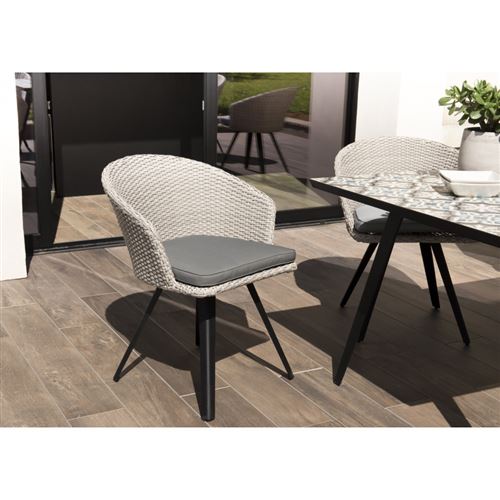 chaise de jardin en rotin synthétique gris avec coussin gris pieds noirs en métal