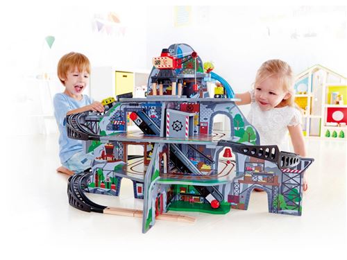 Hape Spielzeug-Eisenbahn "Riesige Bergmine, 32-tlg."