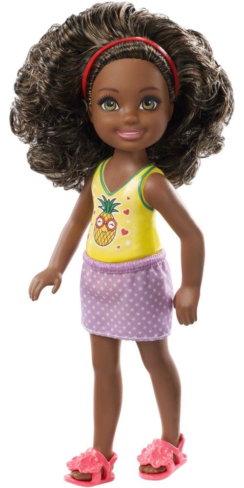 Barbie Famille mini-poupée Chelsea fille aux cheveux bruns bouclés et haut motif ananas, jouet pour enfant, FXG76