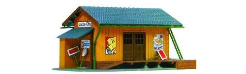 Model Power Farmingdale Freight Station Lighted With Two Figures (Built-Up)