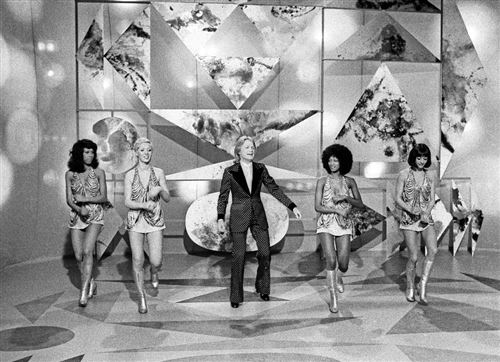 Claude Francois à la télévision en 1973 - Cadre galerie noir - 63x47