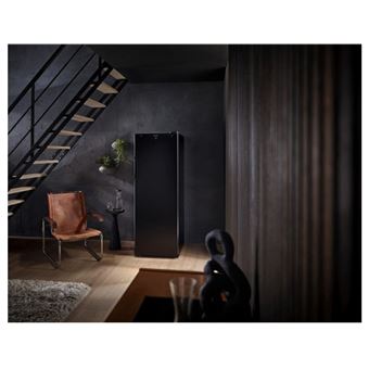 Cave a vin de vieillissement GrandCru, 196 bouteilles type Bordeaux, hauteur 168cm, largeur 60cm. Porte pleine, 4 clayettes en bois, affichage tactile digital en facade.