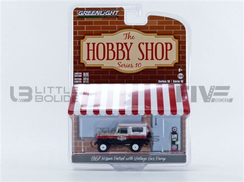 Voiture Miniature de Collection GREENLIGHT COLLECTIBLES 1-64 - NISSAN Patrol Texaco with Vintage Texaco Gas Pump - 1967 - White / Red / Black - 97100A