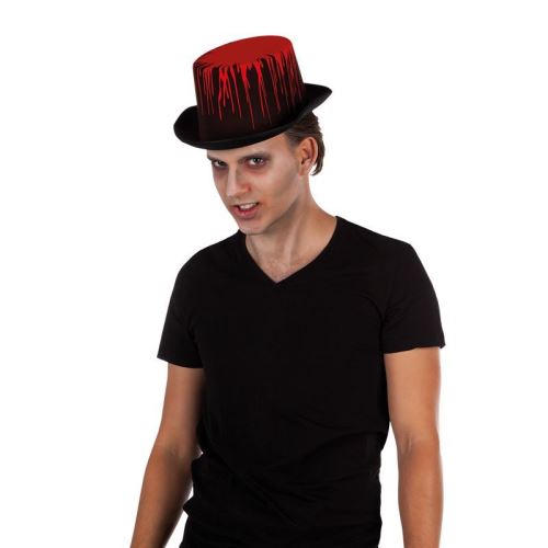 chapeau noir avec tâches de sang