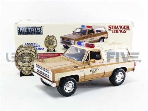 Voiture Miniature De Collection Jada Toys 1-24 - Chevrolet K5 Blazer + Badge - Stranger Things 1980 - Brown - 31111Br