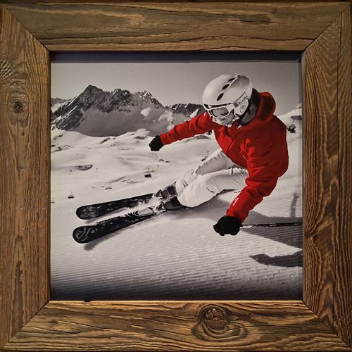 Tableau Deco Chalet en Vieux Bois-Skieur Rouge 2-50x50 cm