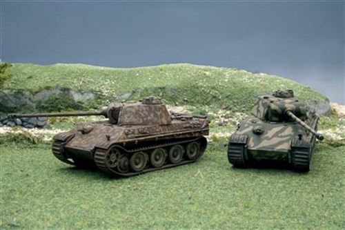 Italeri Pz.Kpfw.V Panther Ausf.G le Kit inclut 2 maquettes de char &agrave;