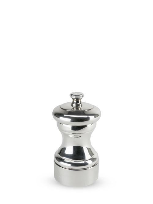 Mignonnette salt mill is a replica of the Z model, the oldest Peugeot mill created way back in 1874. A true marvel of precision engineering, this mill is entirely covered with silverplate. Mignonnette