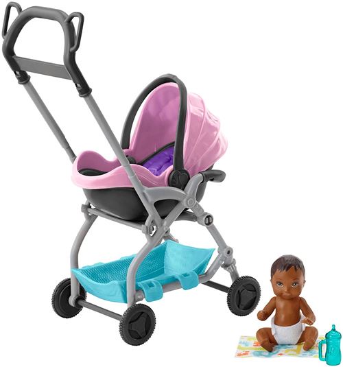 Barbie Famille Skipper baby-sitter, petite figurine bébé avec poussette rose et bleu, cosy amovible et accessoires, jouet pour enfant, FXG95