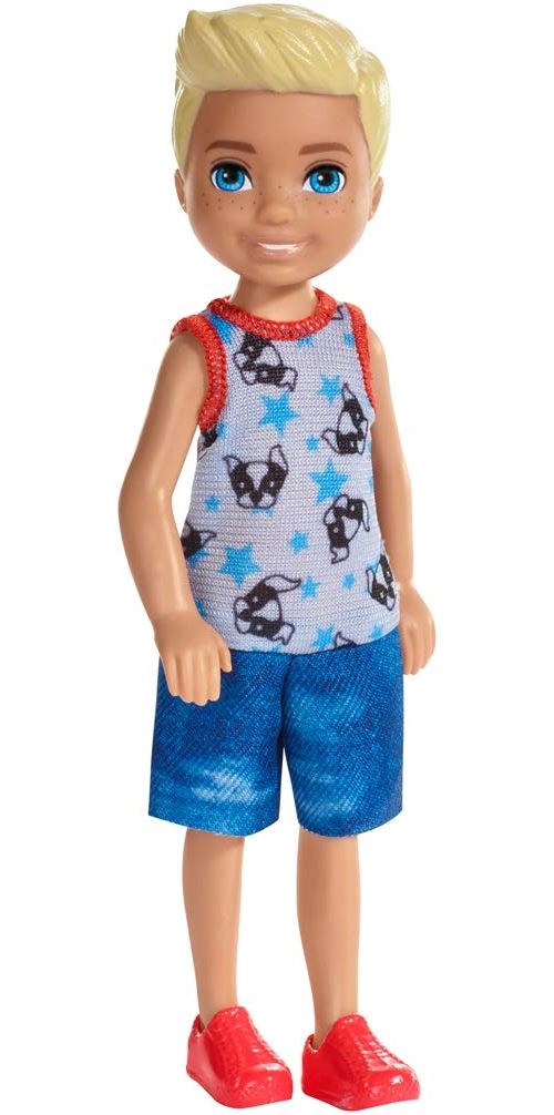 Barbie Famille mini-poupée Chelsea garçon blond, haut motif chien et bermuda en jean, jouet pour enfant, FXG80