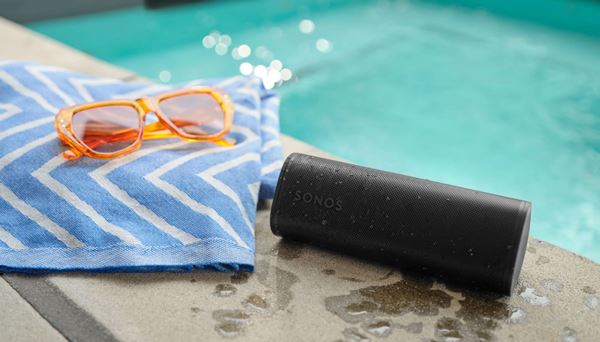 altavoz impermeable piscina -sonos-roam-2