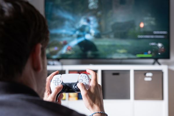 persona-jugando-videojuego