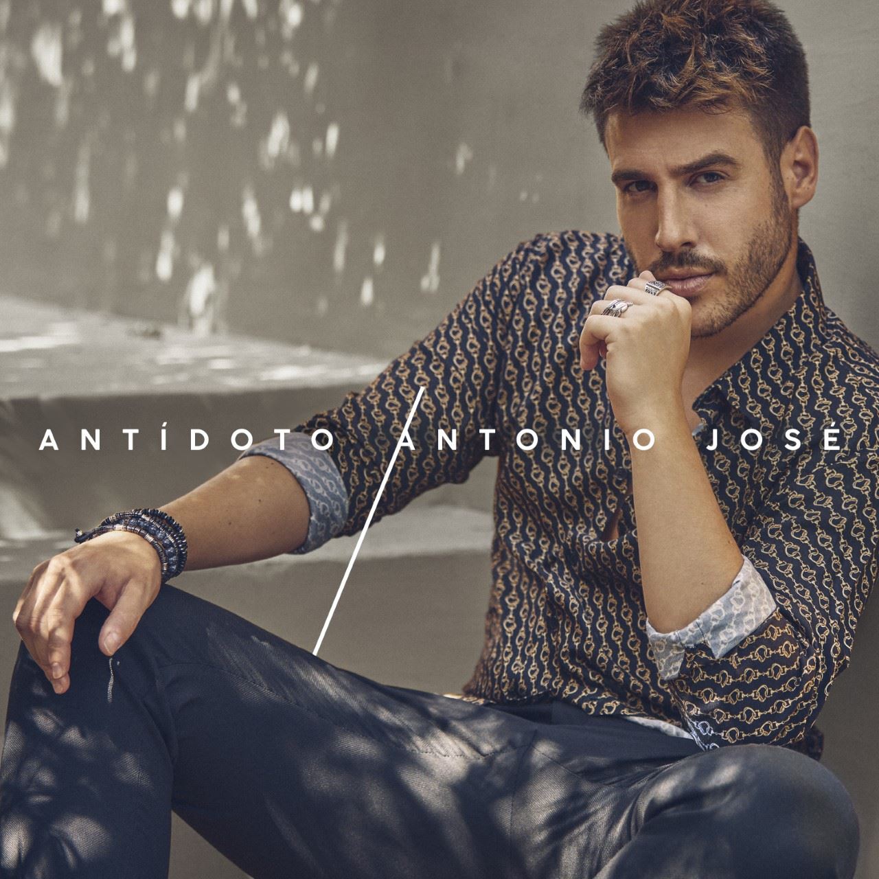 Antonio José firma "Antídoto" en Fnac Bilbao