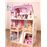 Casa de muñecas de madera con muebles y muñecas_0