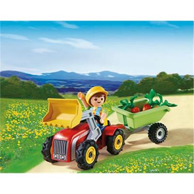 Niño con tractor
