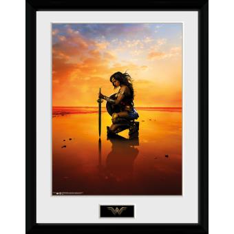 Fotografía enmarcada Wonder Woman Arrodillado 30x40 cm
