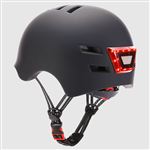 Casco con LED negro delante y detrás