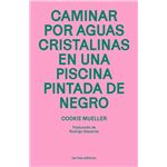 Caminar por aguas cristalinas en una piscina pintada de negro